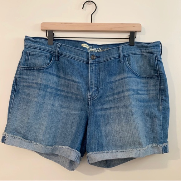 Old Navy Pants - 🌸Old Navy The Sweetheart Medium Wash Jean Shorts